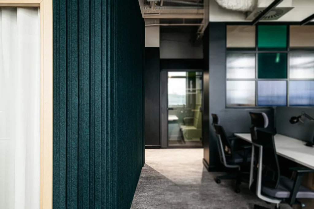 Panele akustyczne na ścianie w biurze Iliard w Krakowie