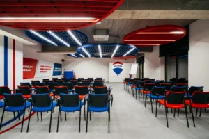 Panel akustyczny na sufit w nowoczesnej realizacji wnętrza sali konferencyjnej