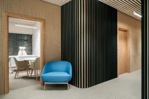 ścienne panele filcowe w krakowskim biurze podcastowym