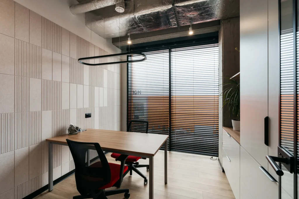Nowoczesne biuro z drewnianymi elementami