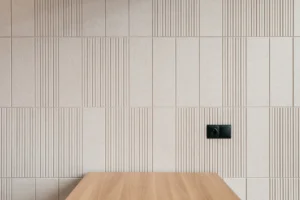 Ściana z teksturowanymi płytkami i stołem