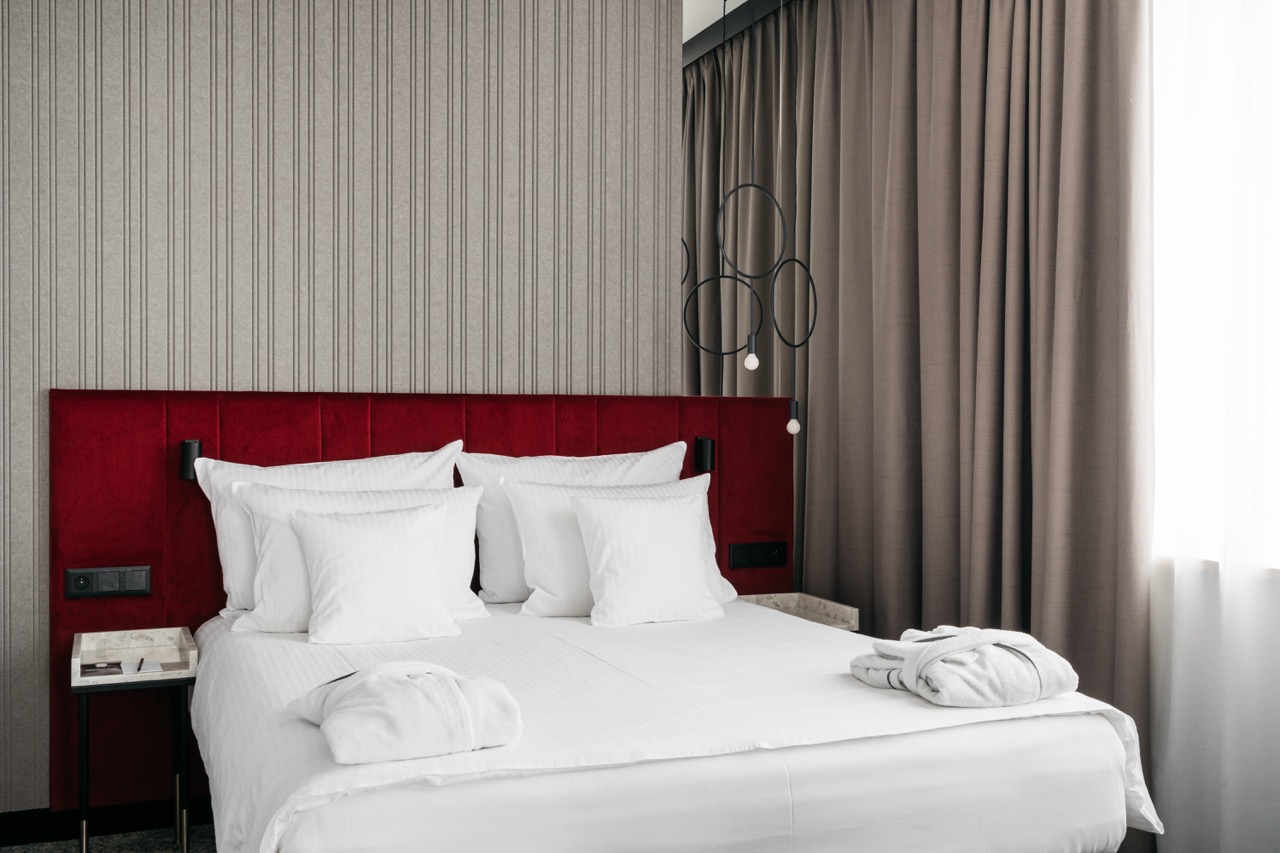 Hotelowe wnętrze Kossak z panelami akustycznymi na ścianie