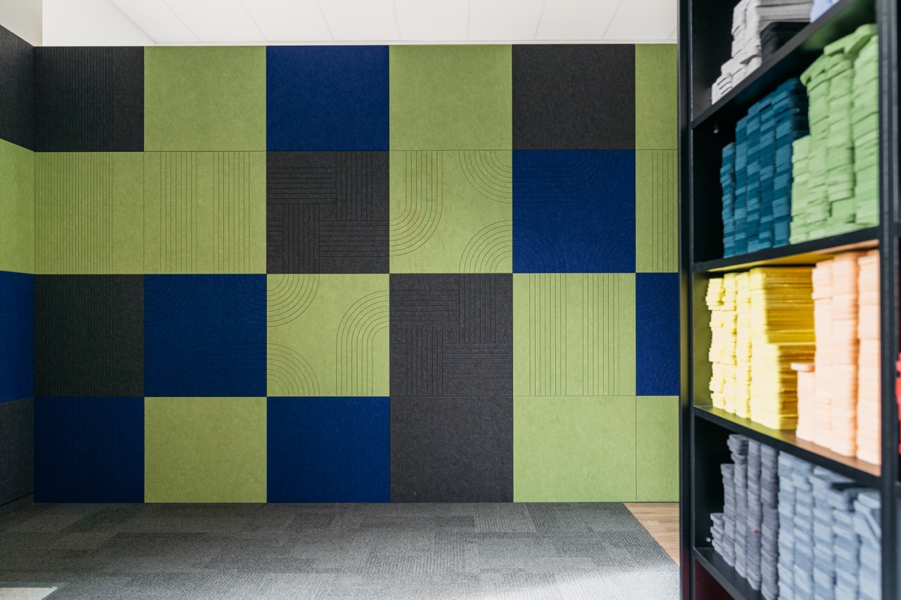 Realizacja z panelami akustycznymi TileFlex na ścianie w szkole