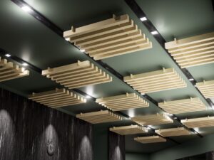 Sufit akustyczny z panelami pochłaniającymi dźwięk