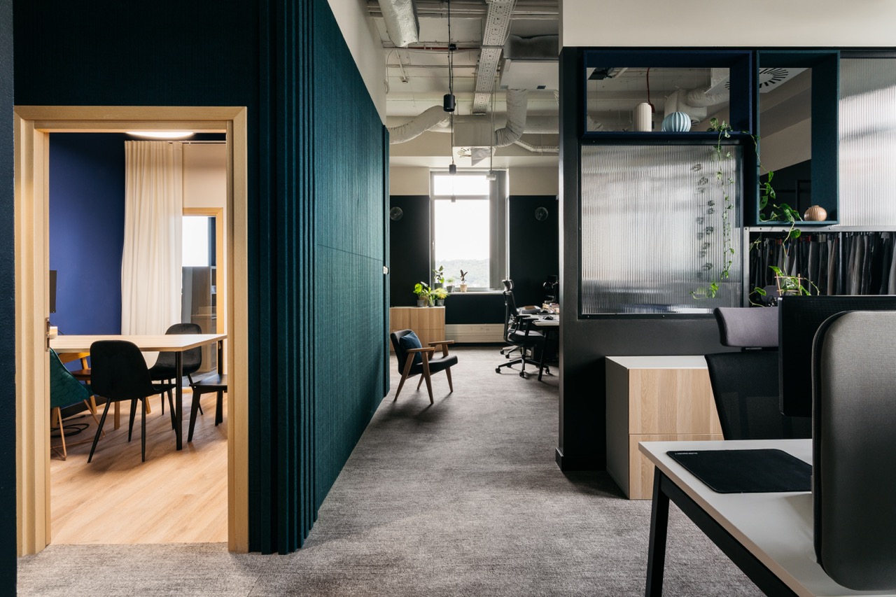 Nowoczesne biuro Iliard w Krakowie z panelami akustycznymi na ścianie