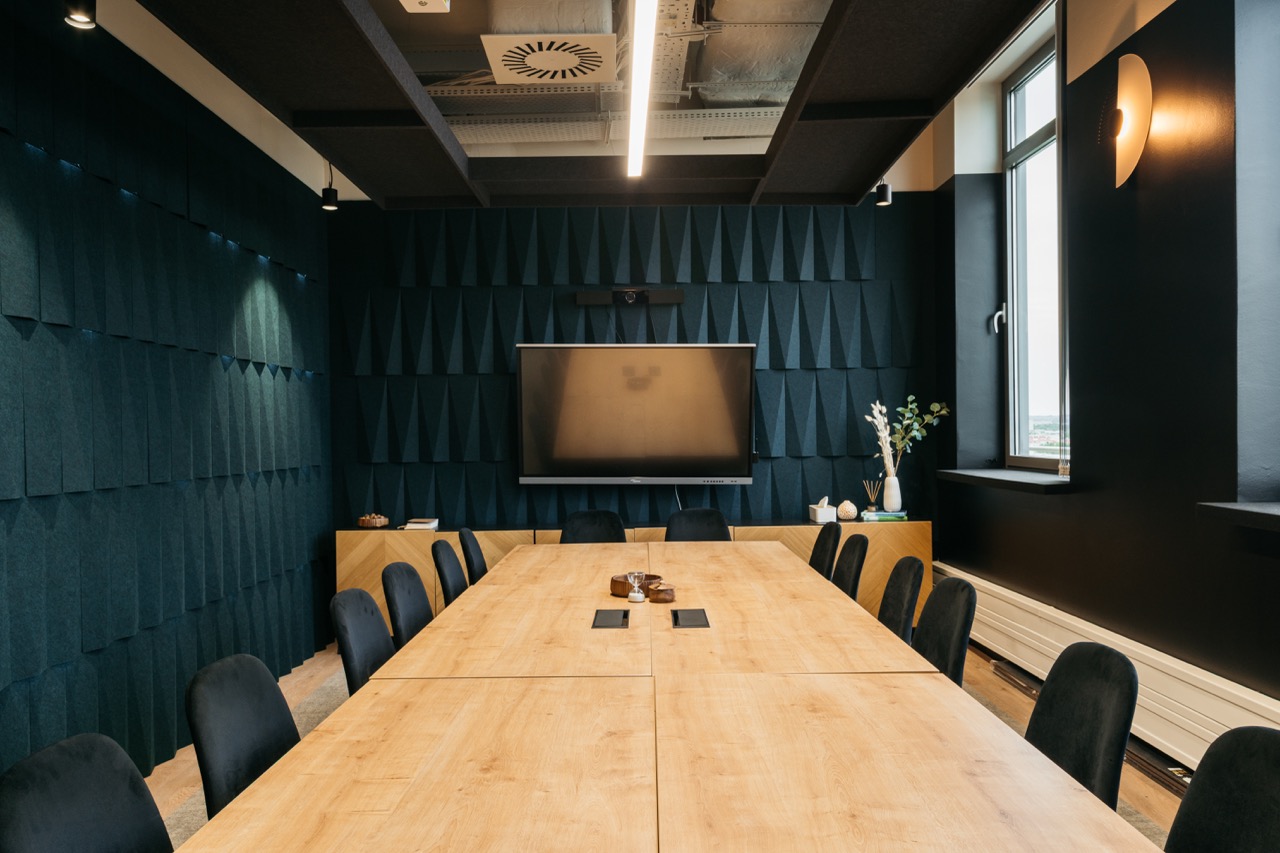 Dekoracyjne panele akustyczne 3D na ścianie w sali konferencyjnej