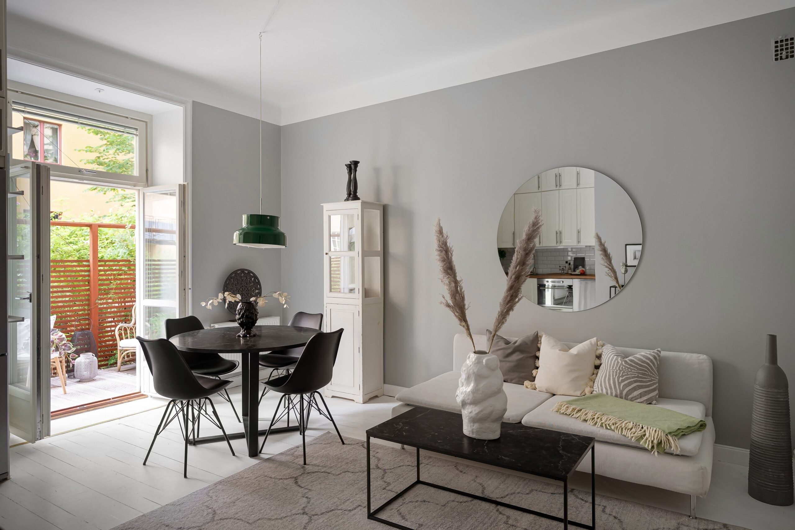 Jasne, minimalistyczne wnętrze w stylu scanditalia z naturalnym drewnem i matowymi ścianami