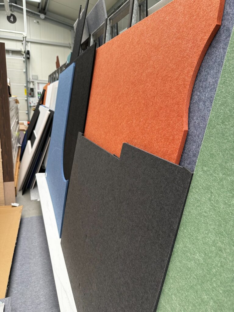 Filcowe resztki po wykroju paneli akustycznych w różnych kolorach
